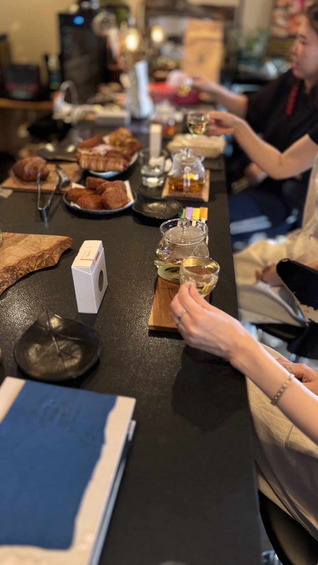 カウンターを囲むハーブティーの会